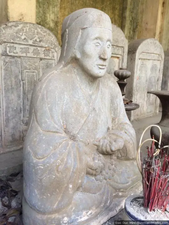 Tượng đá tại Đền Yên Thường