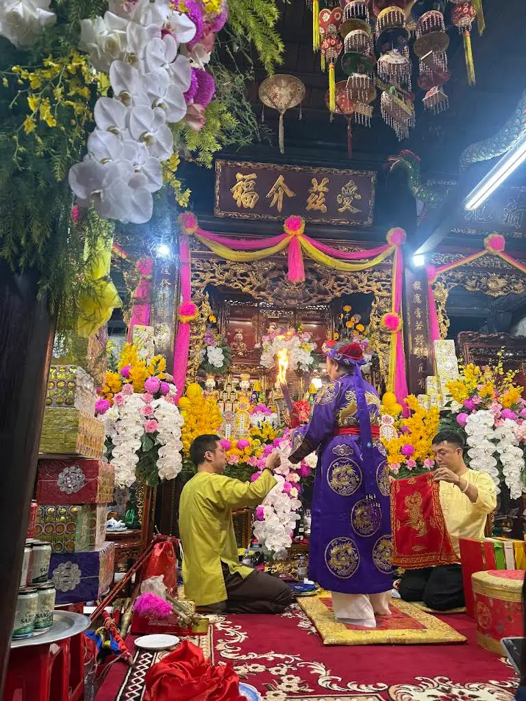 Không gian bên trong di tích Đền Mẫu Bát Tràng