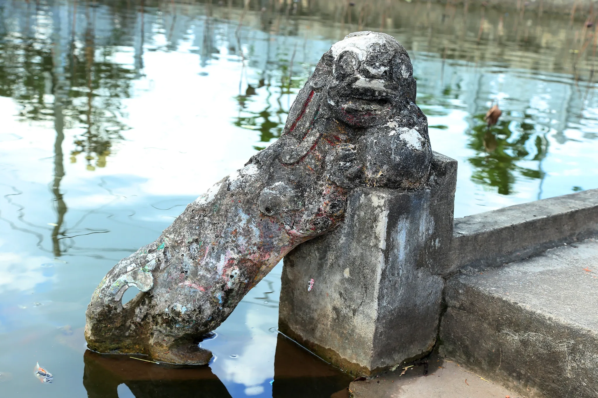 Hình tượng nghê bên trái lối ra văn bia giữa hồ bán nguyệt chùa Viên Quang