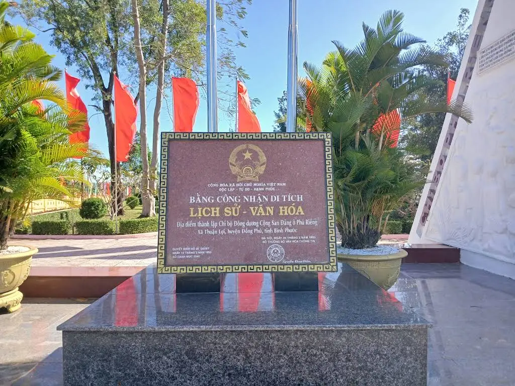 Biên tên bằng công nhân di tích lịch sử văn hóa Phú Riềng Đỏ
