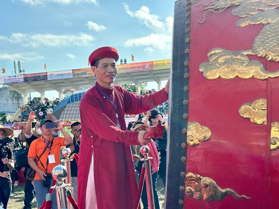 Trưởng Ban Tổ chức Lễ hội đánh trống khai hội tại Lễ hội chọi trâu Đồ Sơn
