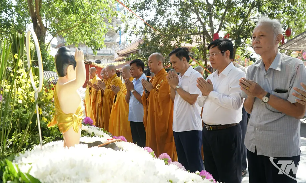 Các đại biểu tham gia nghi lễ tắm Phật Lễ hội Chùa Khánh Long