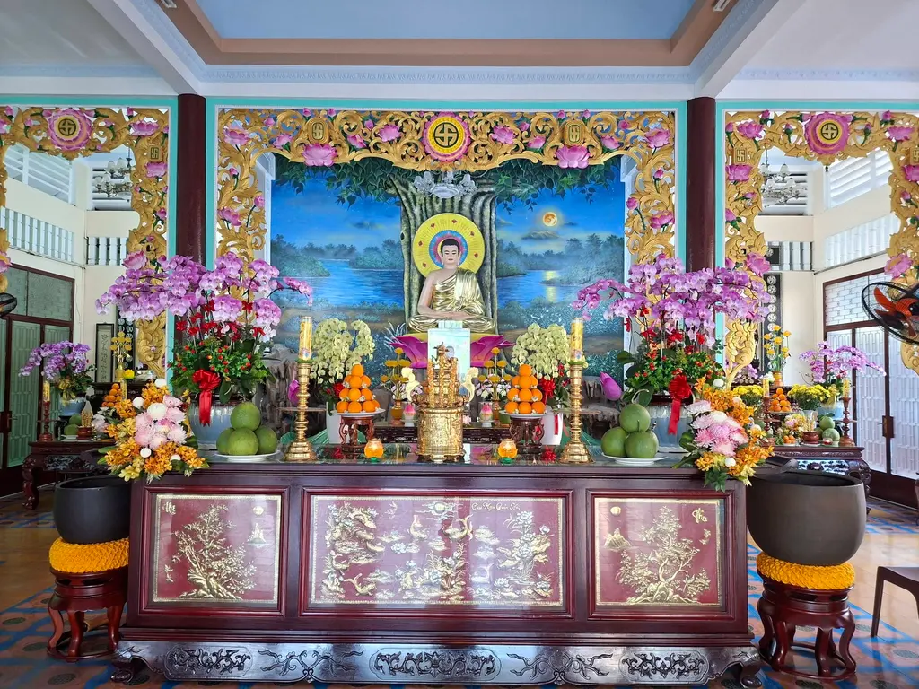 Ban thờ bên trong Tịnh Xá Ngọc Phương