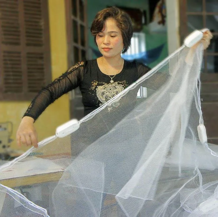 Công đoạn gắn phụ kiện cho lưới