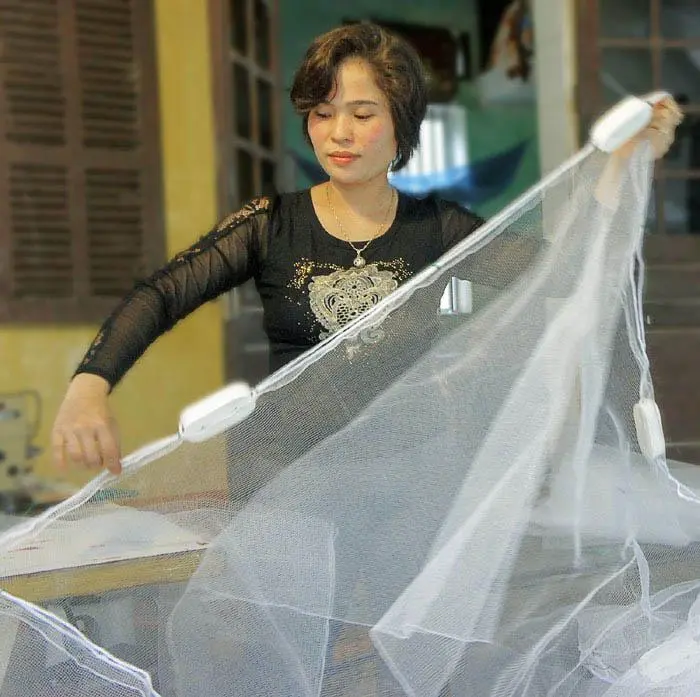 Công đoạn gắn phụ kiện cho lưới
