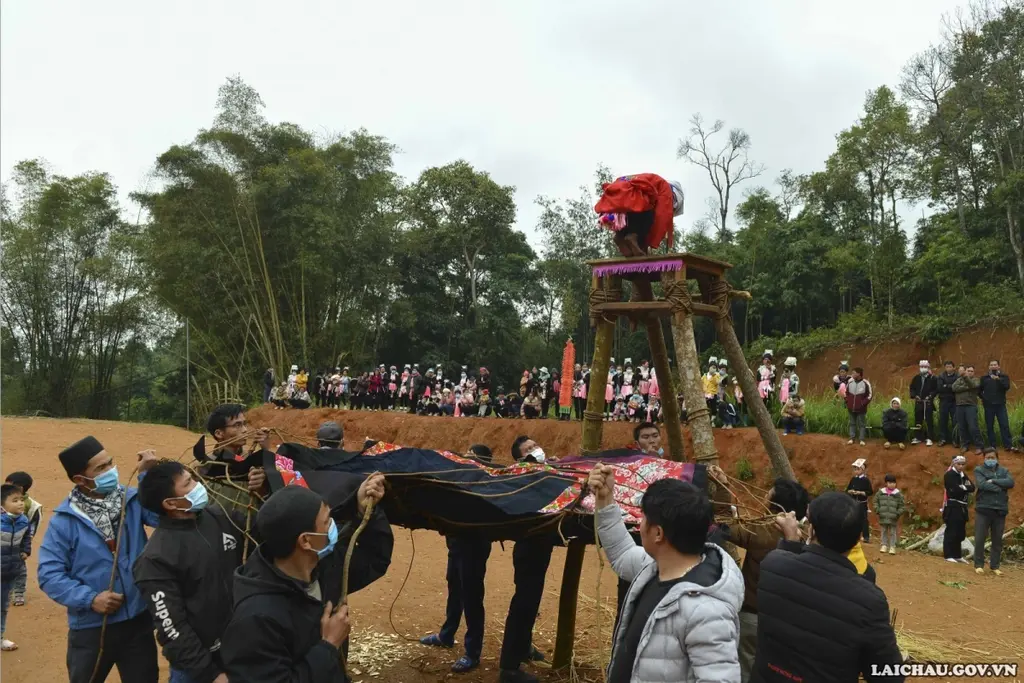 Nghi thức rơi đài tại Lễ Tủ Cải dân tộc Dao