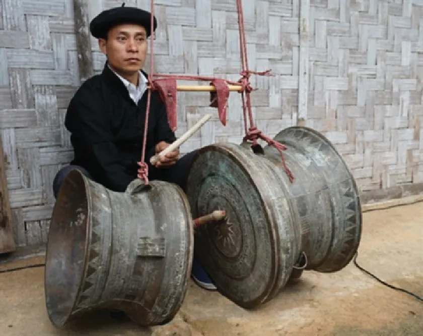 Người Lô Lô ở Hà Giang sử dụng đôi trống đồng