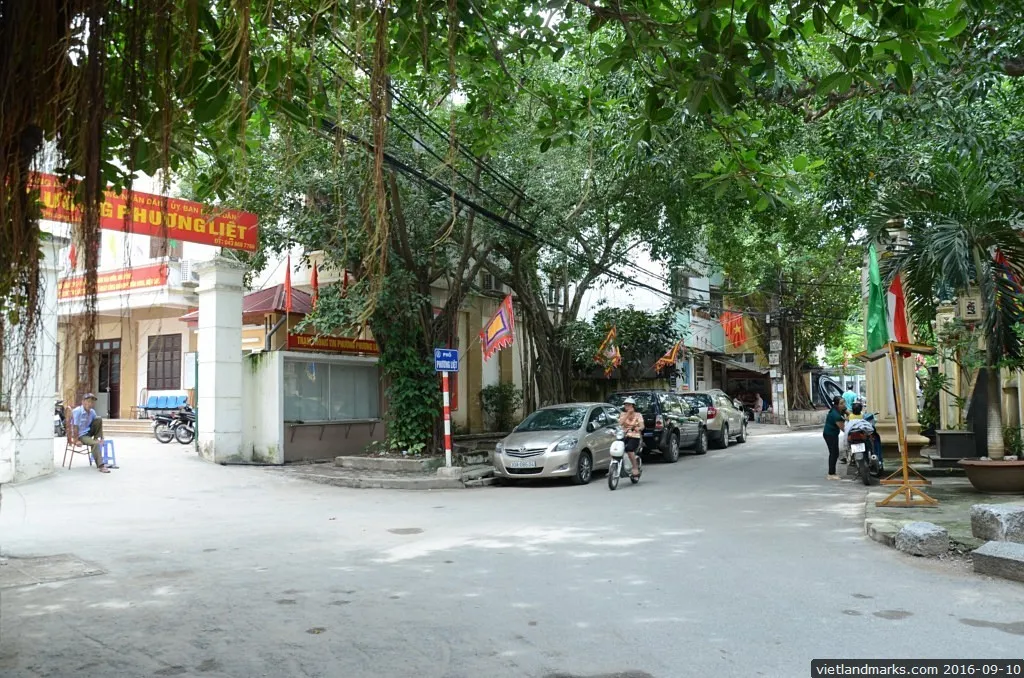 Cảnh quan bên ngoài Đình Phương Liệt
