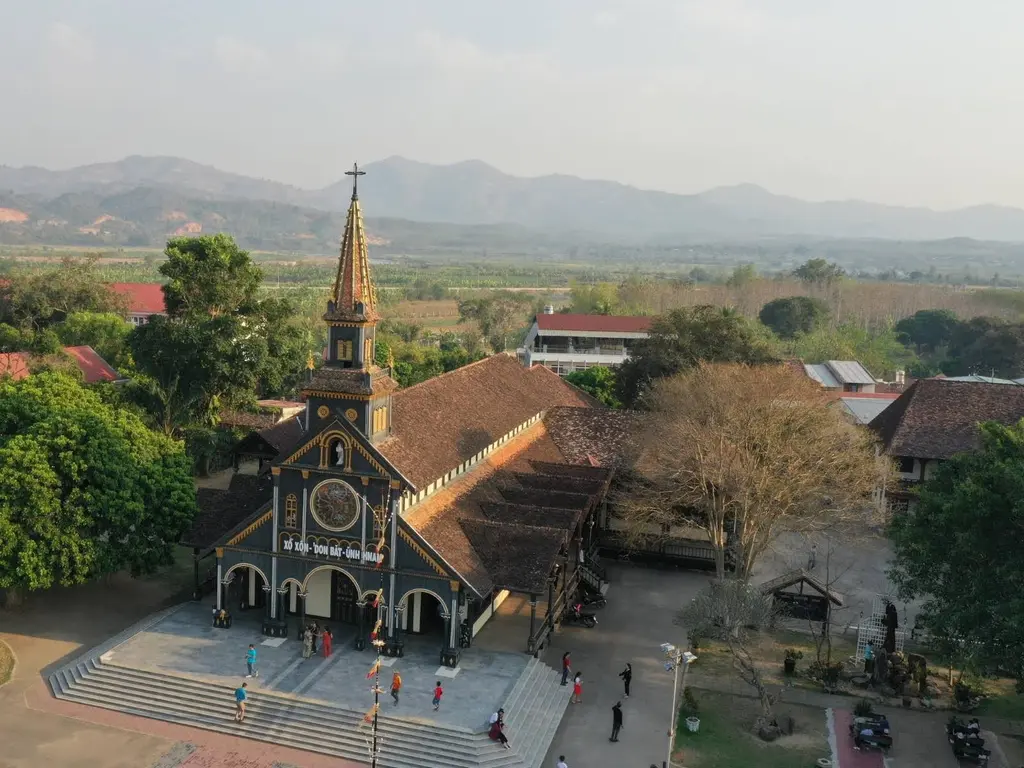 Cảnh quan kiến trúc di tích Nhà Thờ Chính Tòa Kon Tum