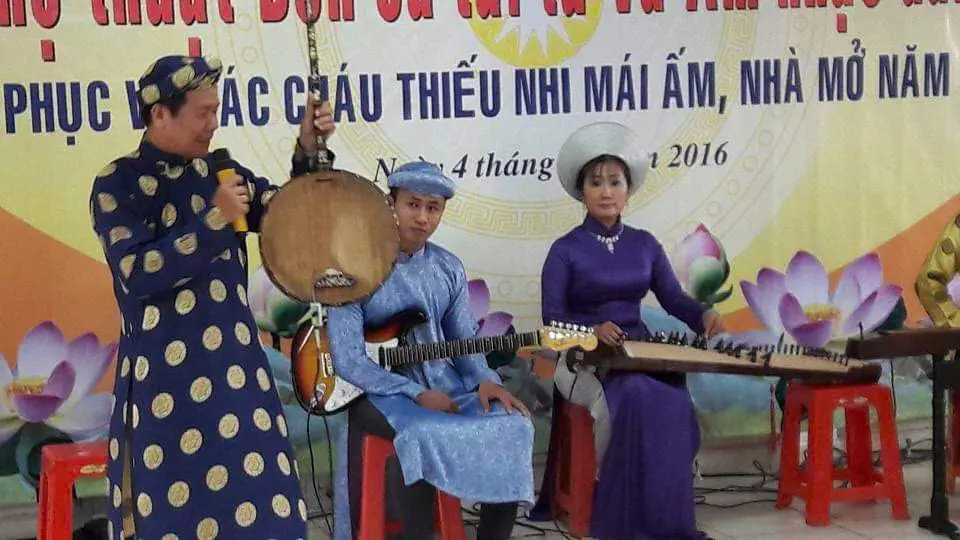 Nghệ nhân Cẩm Thủy biểu diễn
