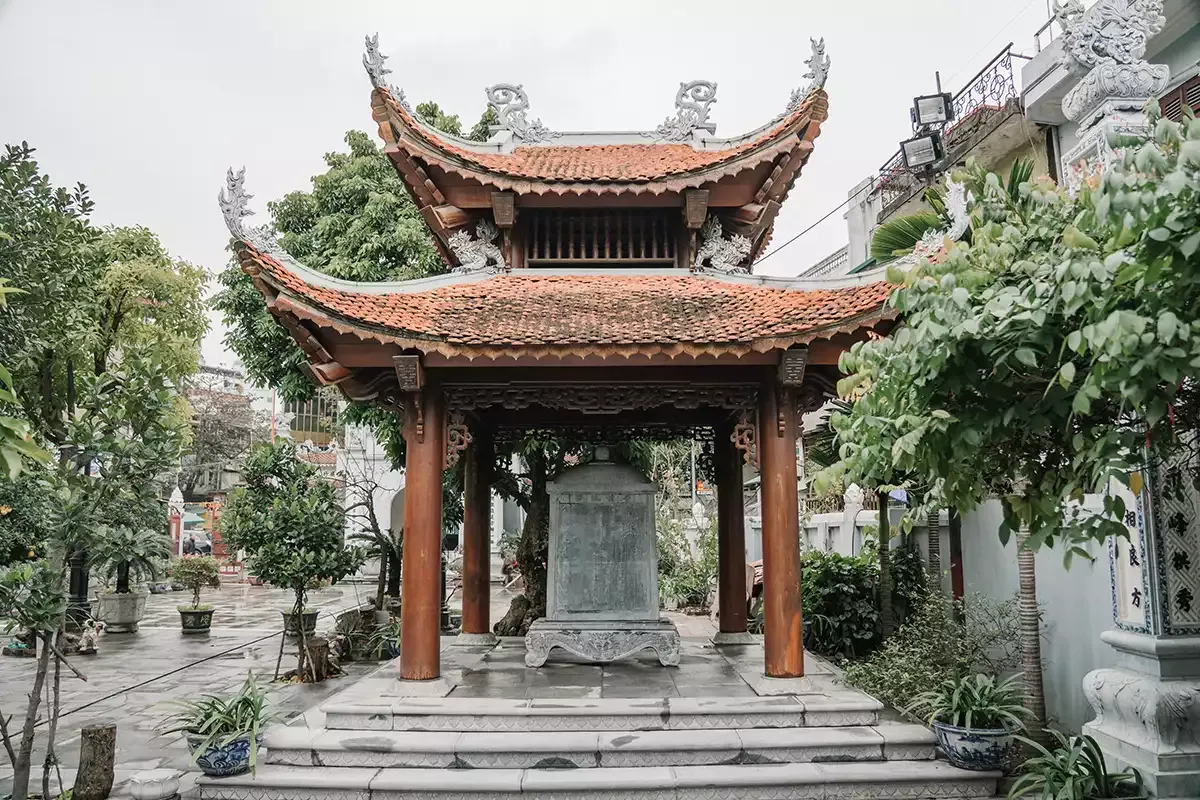 Nhà bia tại Chùa Vua