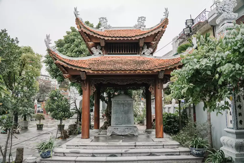 Nhà bia tại Chùa Vua