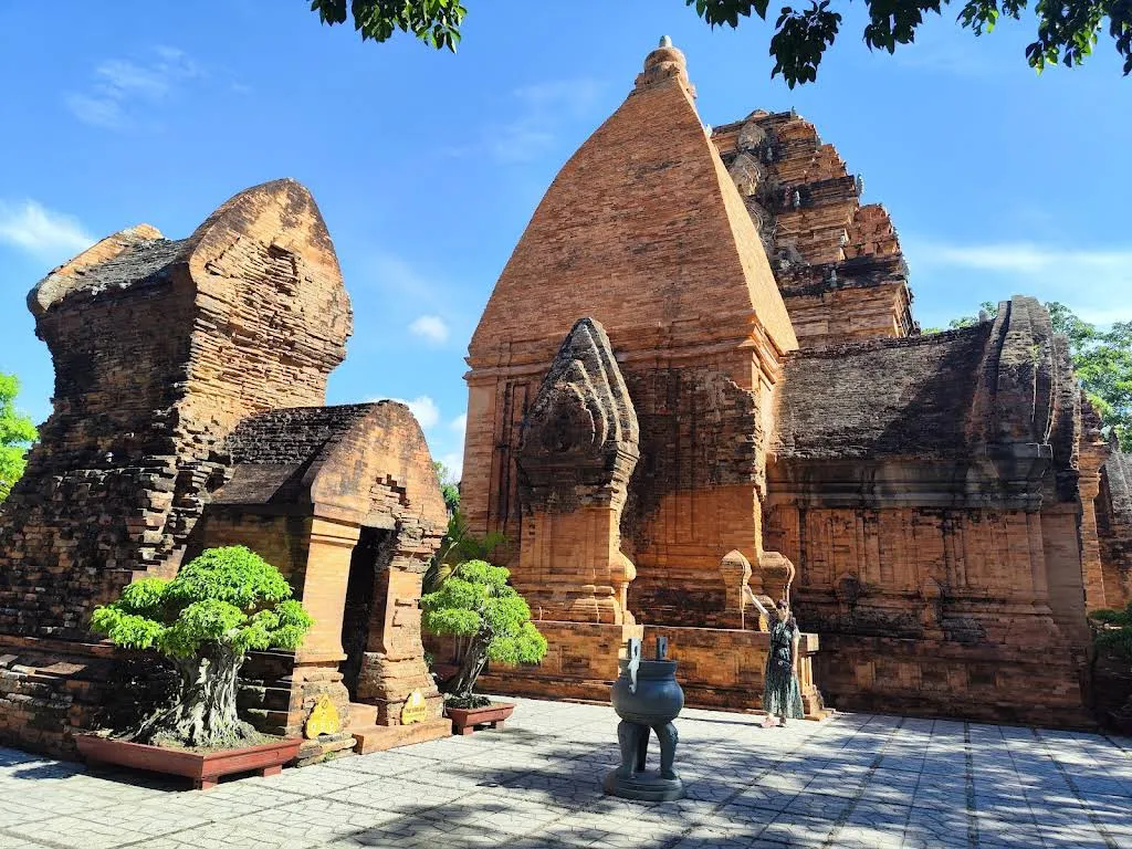 Cảnh quan kiến trúc di tích Tháp Po Nagar