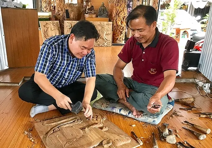 Nghệ nhân Nguyễn Viết Thạnh (bên trái) sáng tác nhiều tác phẩm mang giá trị cao về nghệ thuật