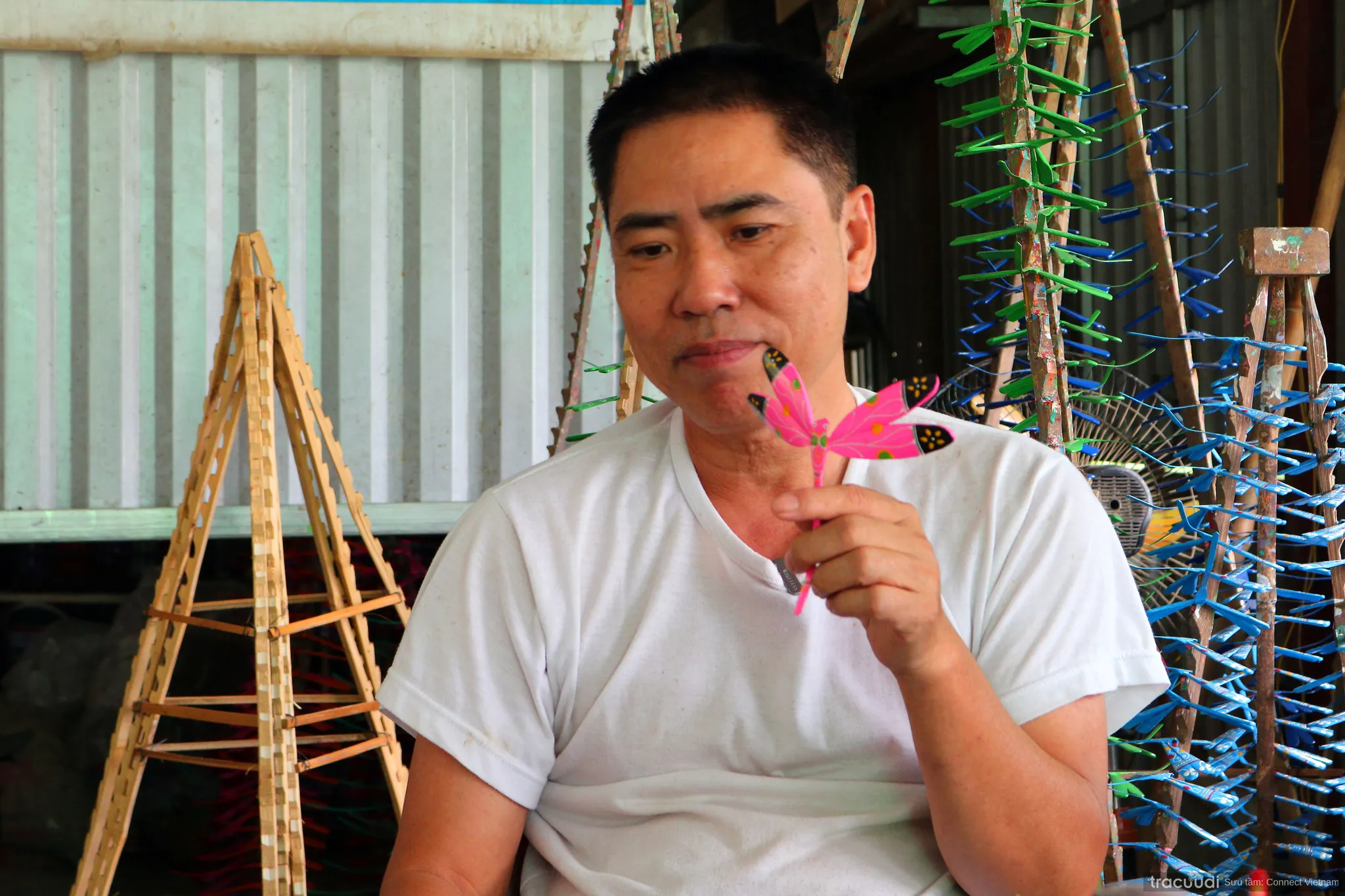 Nghệ nhân Nguyễn Văn Tái hoàn thiện sản phẩm chuồn chuồn tre