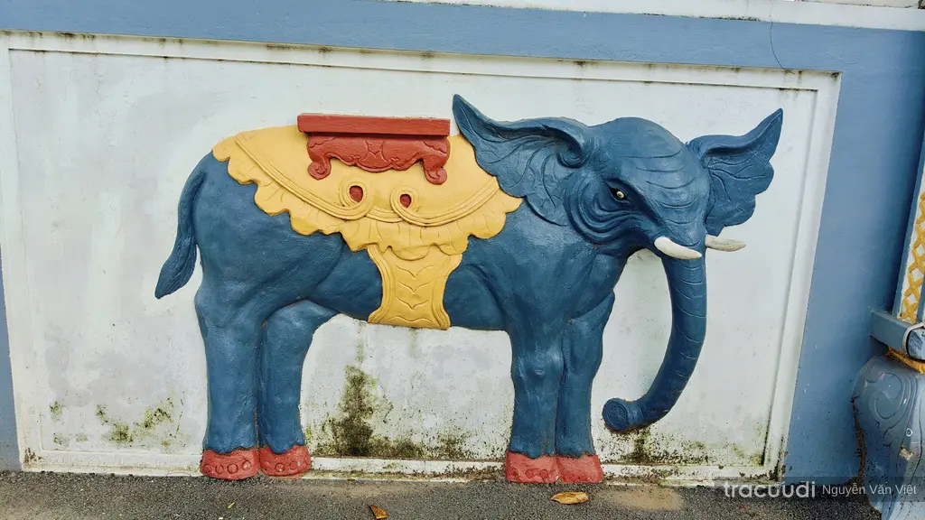 Phù điêu voi ở nghi môn bên ngoài đường
