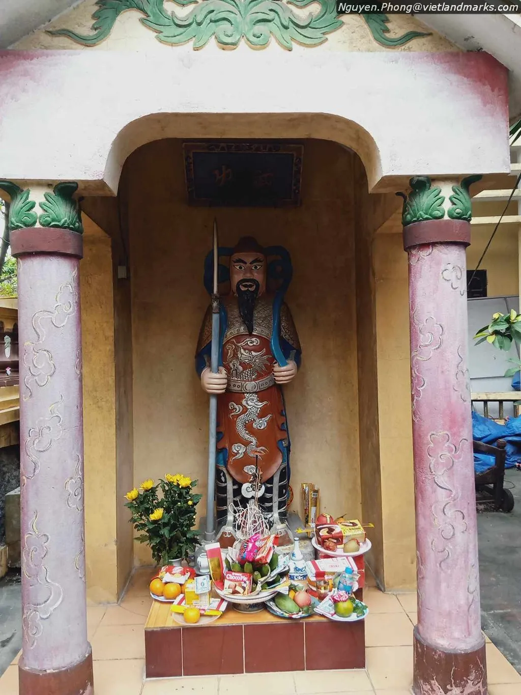 Khám thờ bên ngoài Đình làng Văn Xá