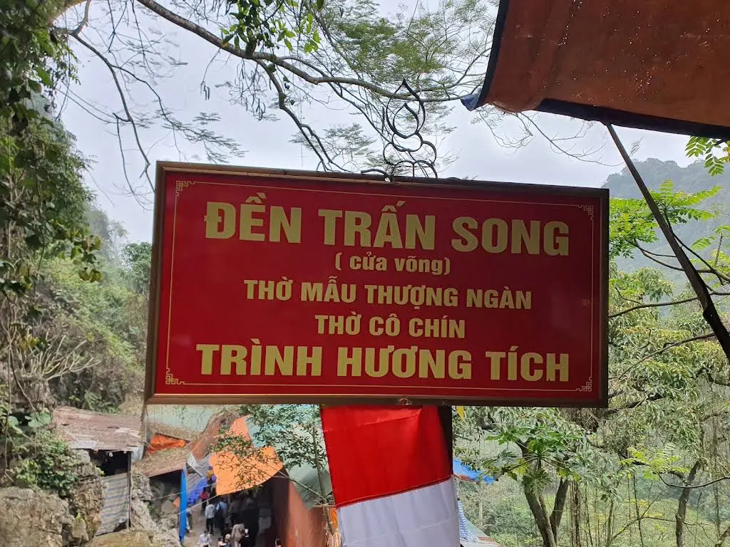 Biển tên trên di tích Đền Cửa Võng