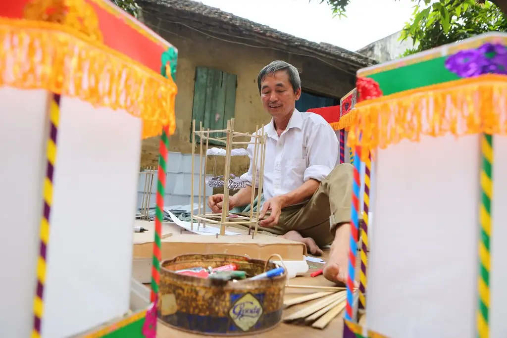 Nghệ nhân Vũ Văn Sinh cùng các bước làm ra đèn kéo quân