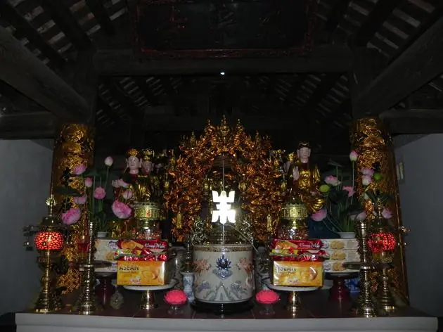 Ban thờ bên trong Chùa Ngô Xá