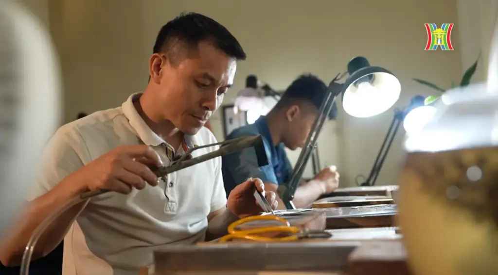 Nghệ nhân Quách Phan Tuấn Anh bên góc làm việc quen thuộc