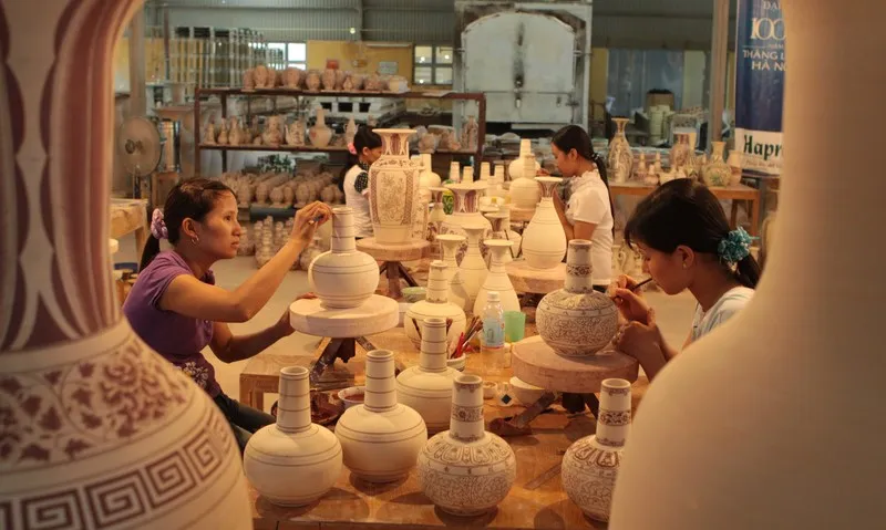 Họa tiết được những người thợ trực tiếp vẽ tay trên sản phẩm