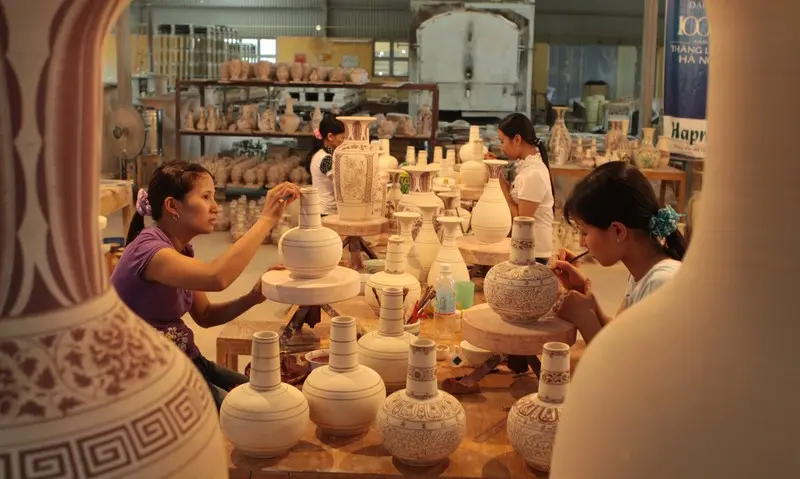 Họa tiết được những người thợ trực tiếp vẽ tay trên sản phẩm