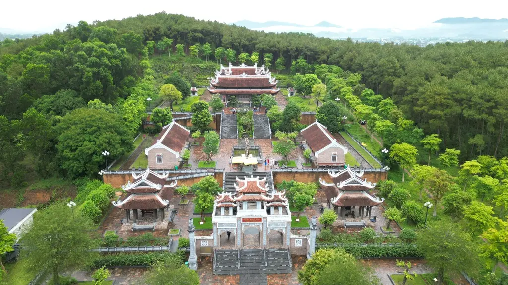 Đền Trung Sơn trên di tích Núi Chung