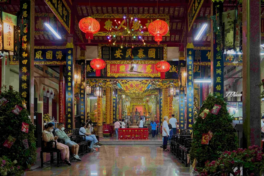 Không gian bên trong Hội Quán Quỳnh Phủ