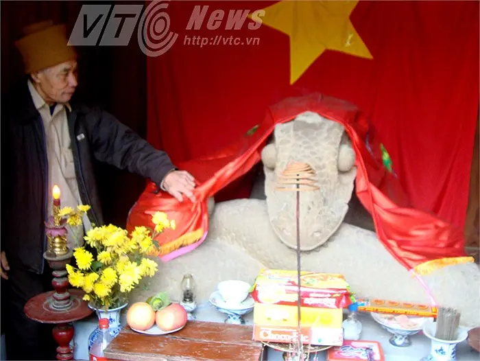 Bàn thờ tượng "rồng đá" tại đền thờ Lê Văn Thịnh