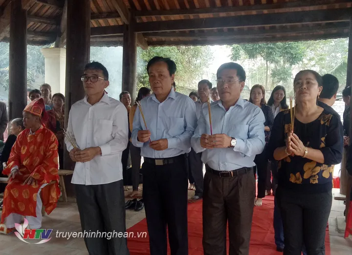 Lãnh đạo địa phương dâng hương tại Lễ hội đền Làng Lụi