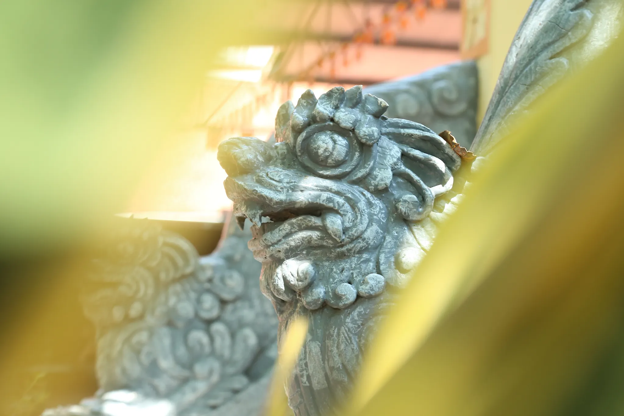 Tượng đá trong khuôn viên chùa Tu Hoàng
