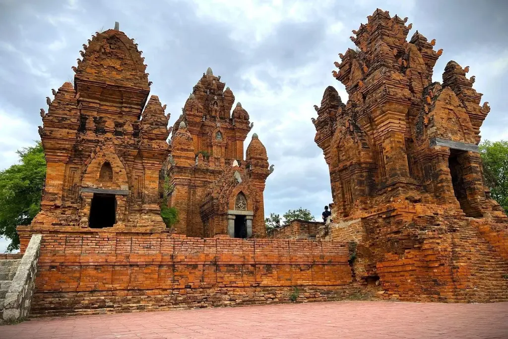 Cảnh quan kiến trúc di tích Tháp Po Klong Garai