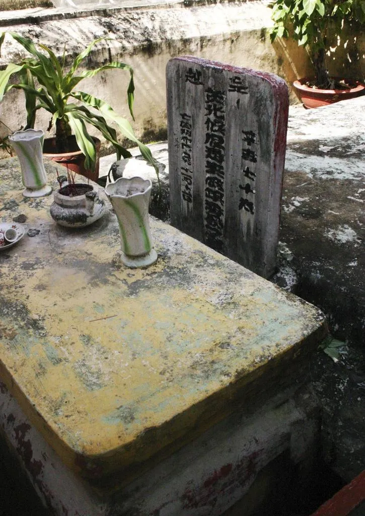 Mộ phần Phan Tấn Huỳnh