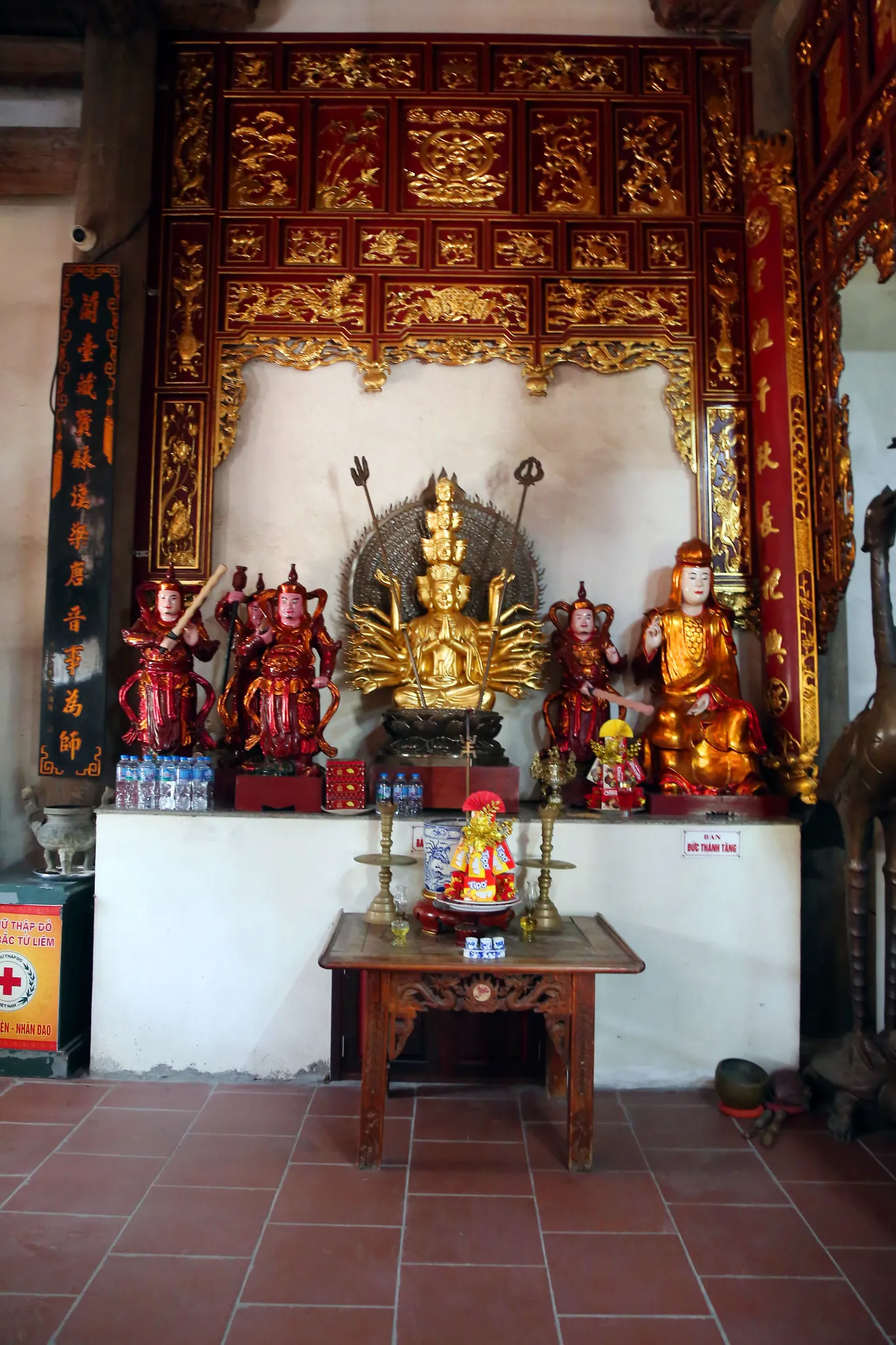 Một ban thờ trong chùa Thanh Lâm