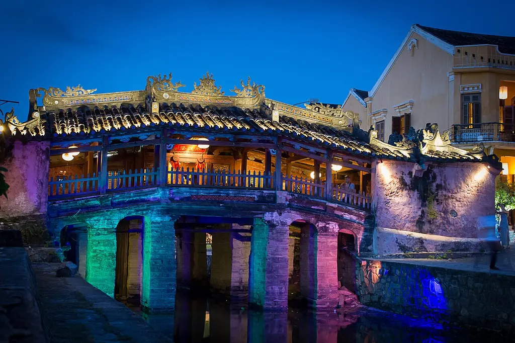 Chùa Cầu về đêm