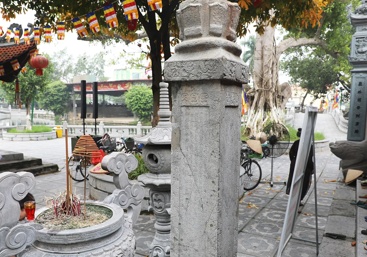 Cây hương đá, niên đại 1699 tại Chùa Đồng Kỵ