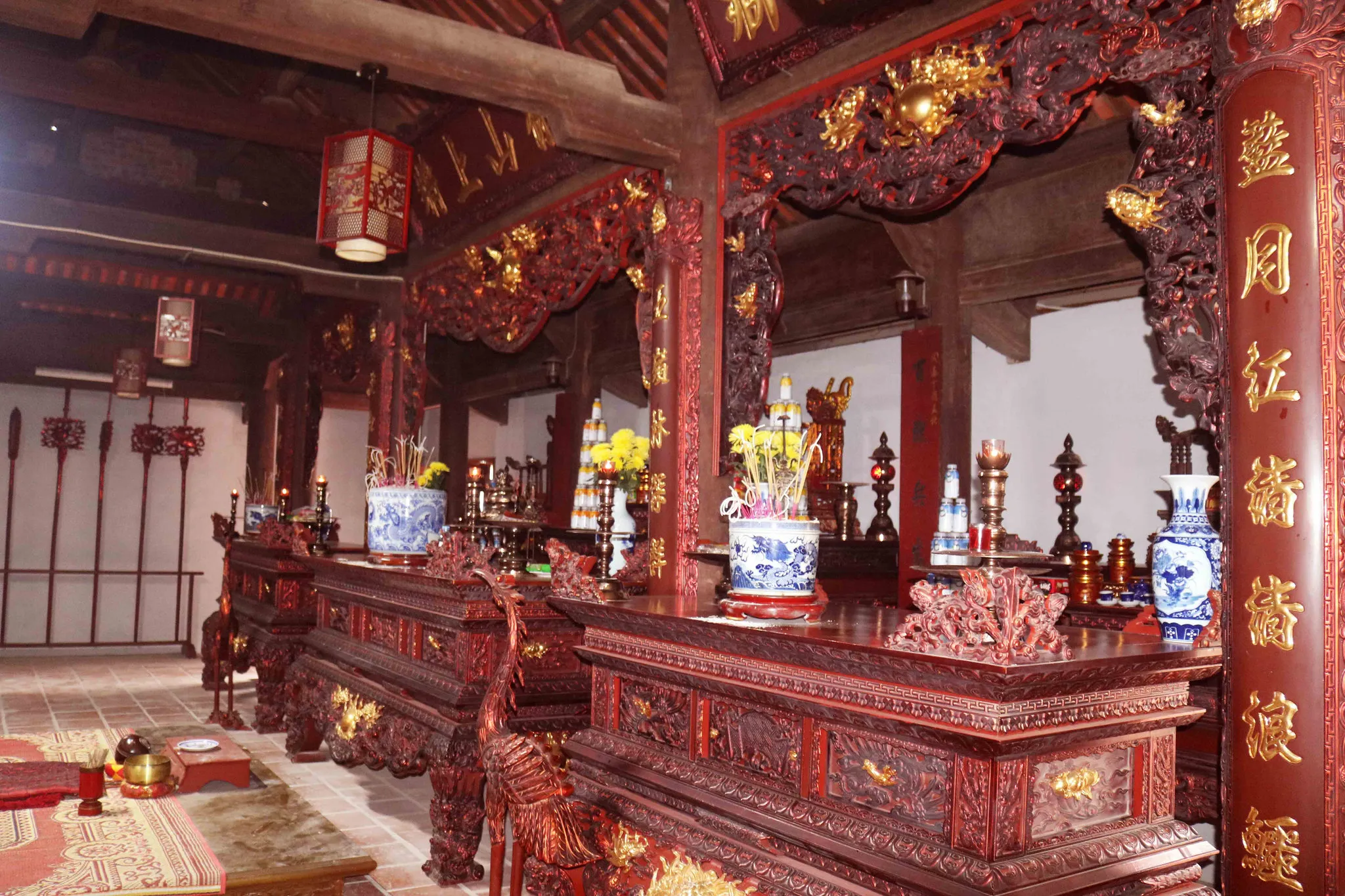 Ban thờ bên trong Đền thờ Mai Hắc Đế