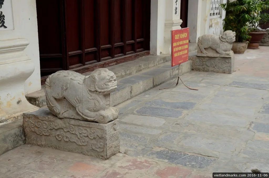 Hai con nghê đá trước đại đình Giảng Võ