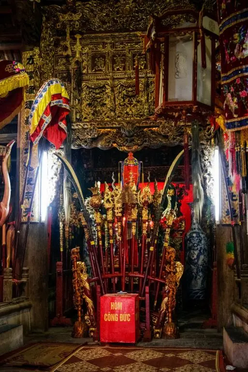 Gian giữa Đình Đồng Kỵ được sơn son thếp vàng rực