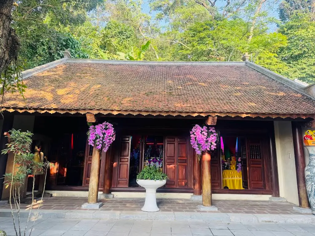 Cảnh quan di tích Đền Trung