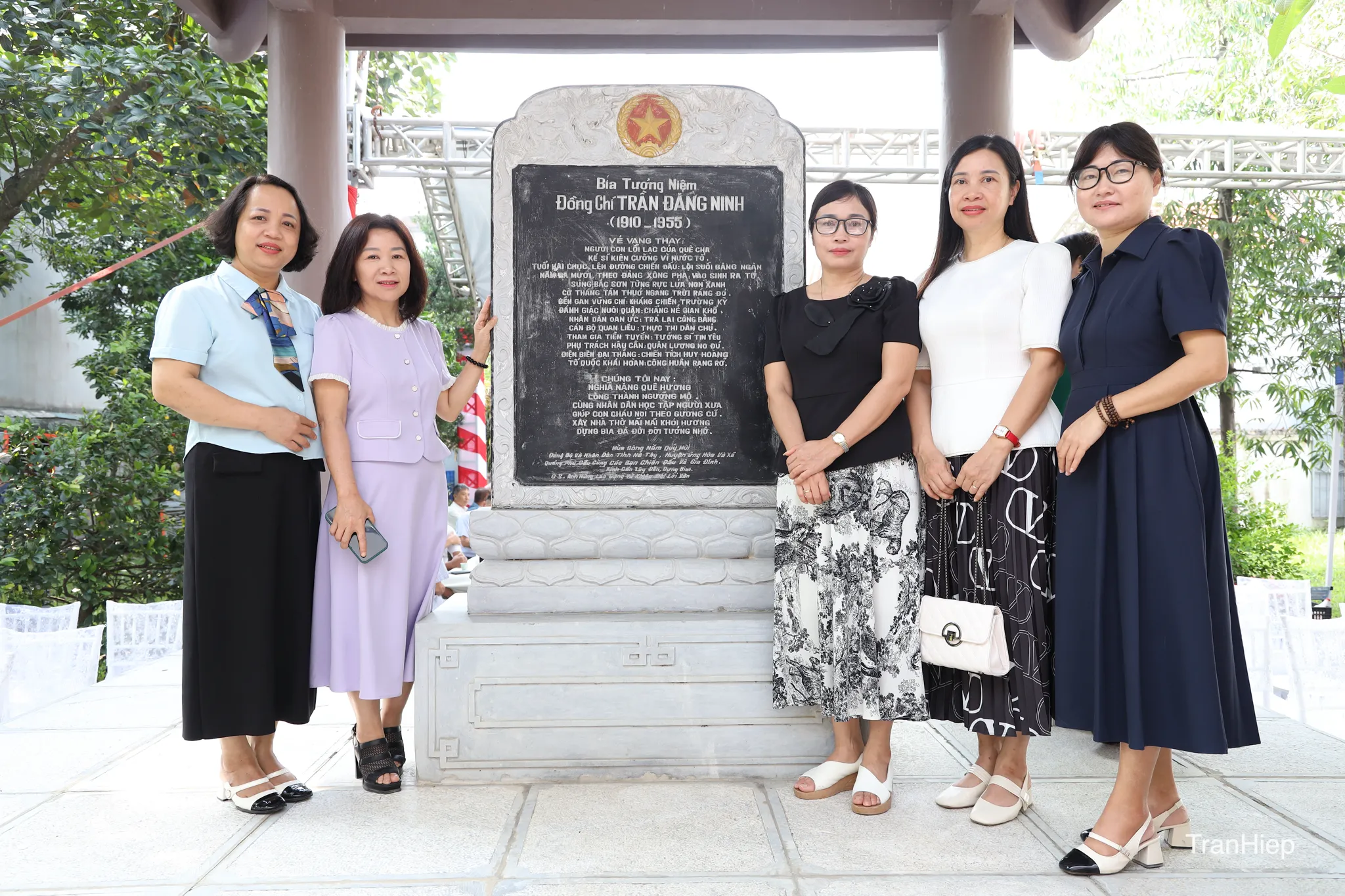 Chụp ảnh lưu niệm tại Bia tưởng niệm đồng chí Trần Đăng Ninh