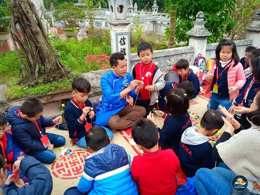 Nghệ nhân Đặng Văn Hậu giao lưu cùng các bạn nhỏ