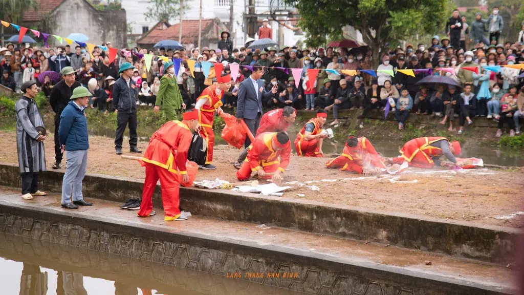 Quang cảnh phần thi địch hỏa tại Lễ hội chùa Ngọc Tiên