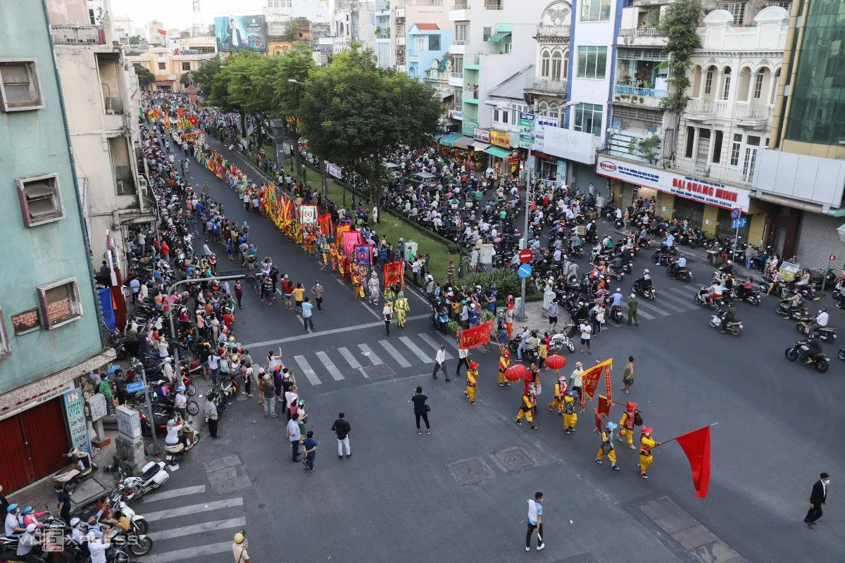 Đoàn người Hoa diễu hành mừng Tết Nguyên tiêu