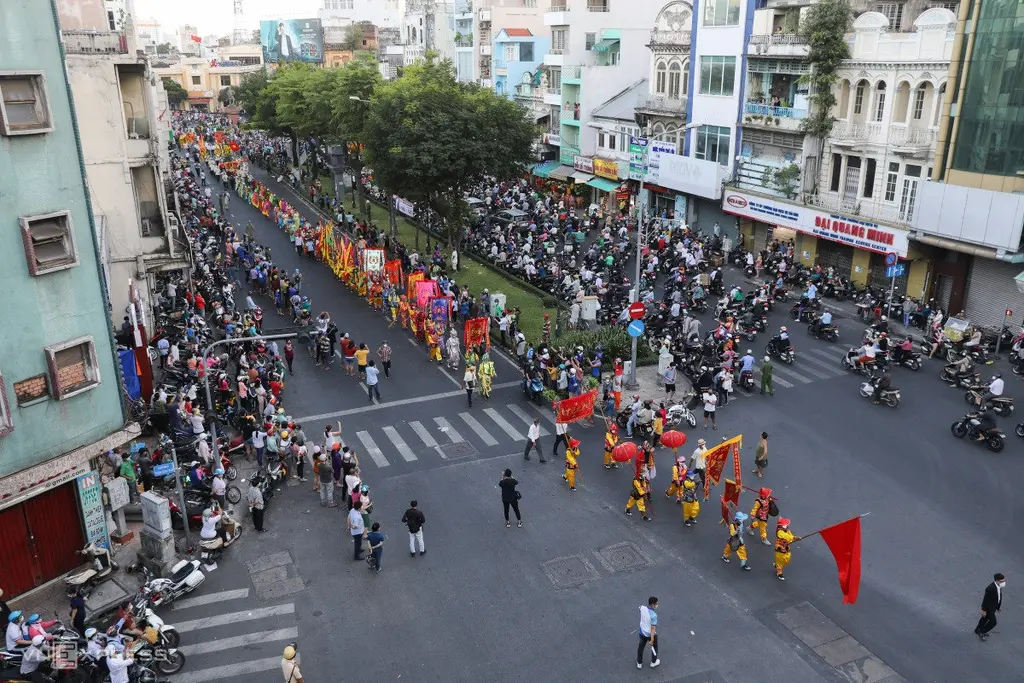 Đoàn người Hoa diễu hành mừng Tết Nguyên tiêu