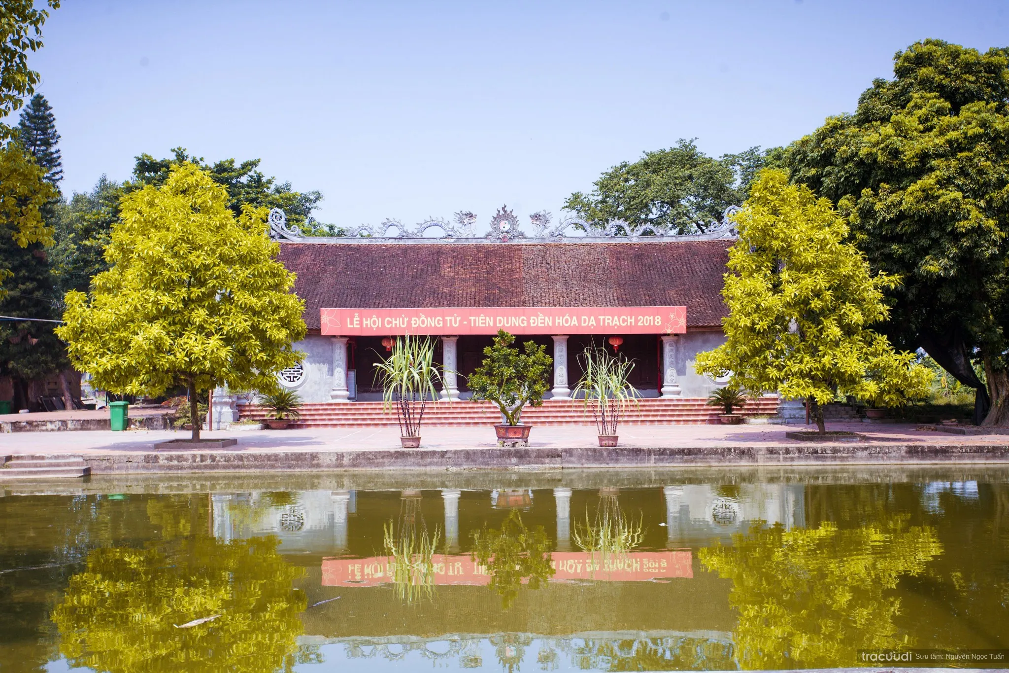 Không gian cảnh quan chinh điện Đền Hóa Dạ Trạch nhìn từ xa