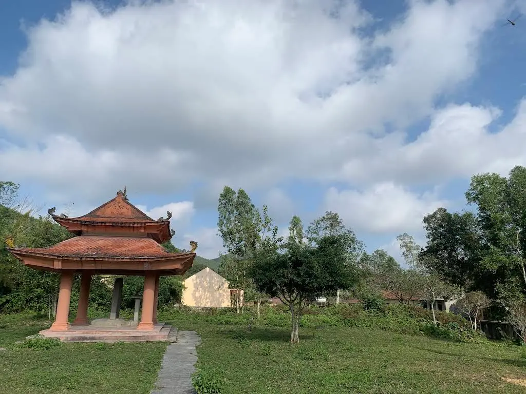 Cảnh quan di tích lịch sử Ly Cung (nhà Hồ)