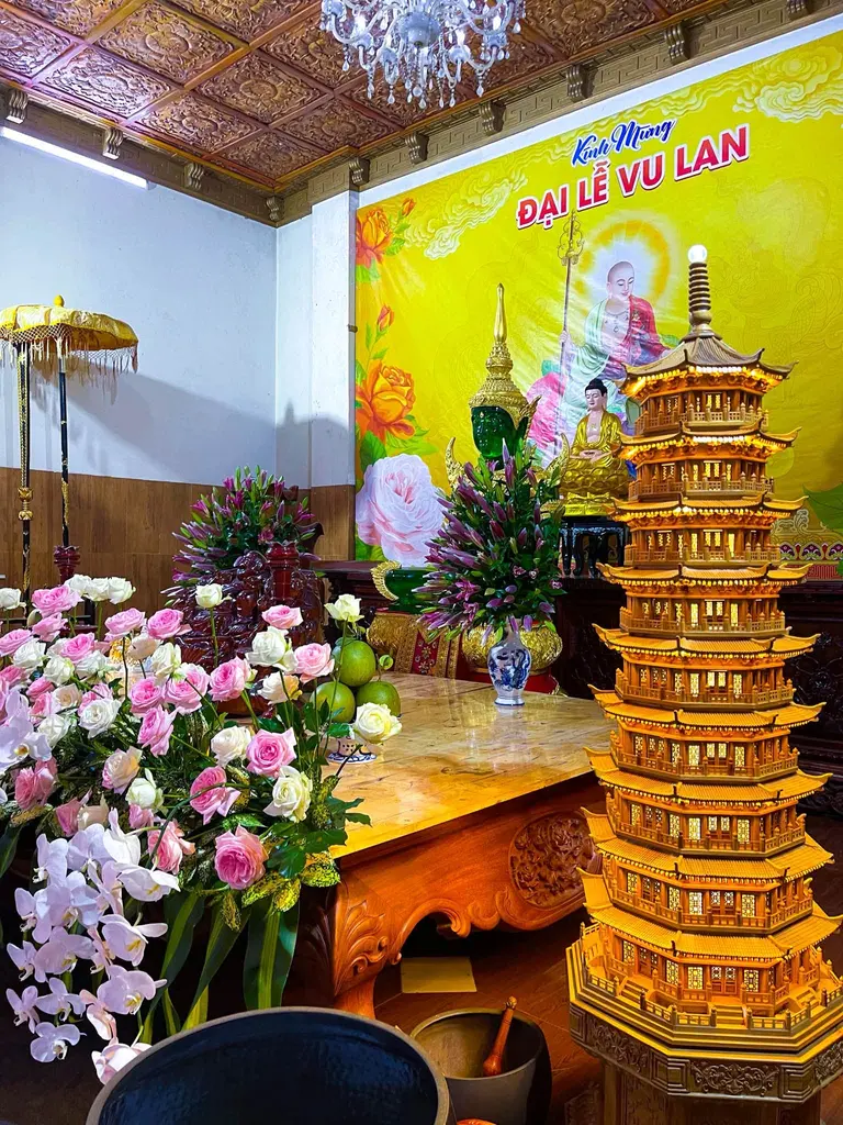Không gian bên trong Chùa Từ Huệ