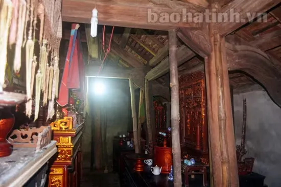 Bên trong Đền thờ Ngô Phúc Vạn